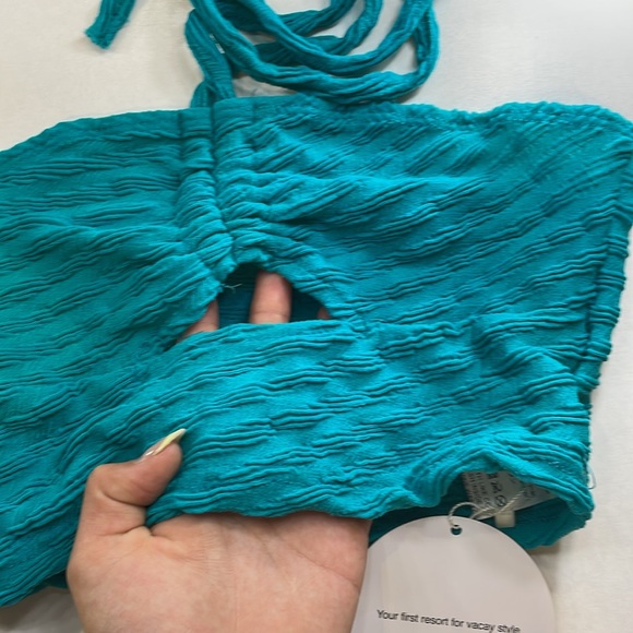 Cute and adorable teal halter top. - Picture 3 of 3